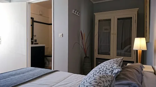 La chambre grise, hébergement en chambre d'hôtes Les Busserollles