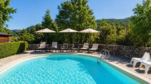 La piscine du gite, chambre et table d'hôte des Busserolles en Aveyron